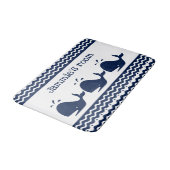 Wale und Wellen Blau und Weiß Badematte (Schrägansicht)