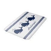 Wale und Wellen Blau und Weiß personalisiert Badematte (Schrägansicht)