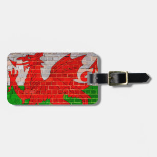 Wales-Fahne an einer Ziegelmauer Gepäckanhänger