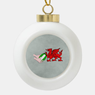 Wales Rugby Teamdrache mit Rugby Ball Keramik Kugel-Ornament