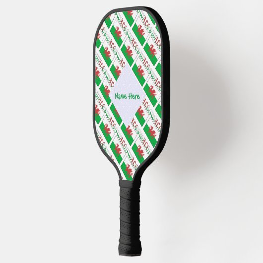 Wales und Walisische Flagge geteerte grüne Persona Pickleball Schläger (Links)