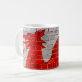 Waliser-Drache auf einer Backsteinmauer Kaffeetasse (Vorderseite Links)