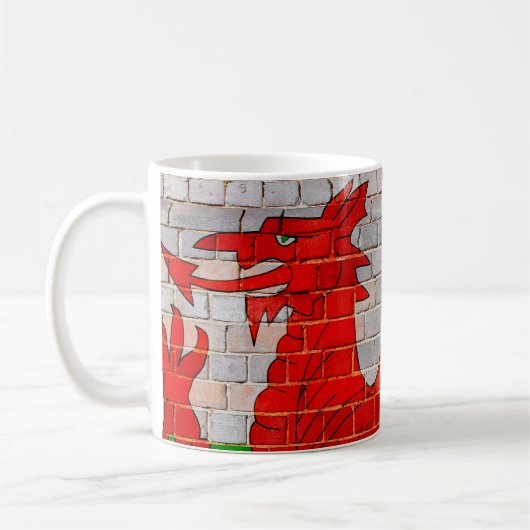 Waliser-Drache auf einer Backsteinmauer Kaffeetasse (Links)