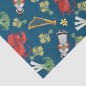 Waliserkostüm und -embleme auf blauem Seidenpapier (Detail)