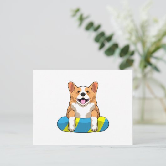 Walisischer Corgi im Schwimmen mit Brett Postkarte (Stehend Vorderseite)