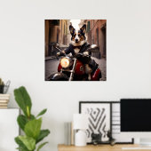 Walisischer Corgi radelt auf einer Vespa durch die Poster (Heimbüro)