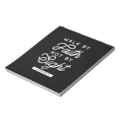 "Walk by Faith" Bible Verse Typografie Design II Notizblock (Rotiert)
