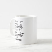 "Walk by Faith" Bible Verse Typografie Design Kaffeetasse (Vorderseite Links)