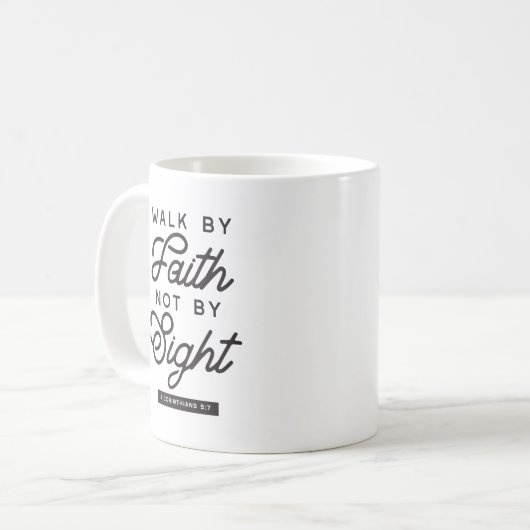 "Walk by Faith" Bible Verse Typografie Design Kaffeetasse (Vorderseite Links)