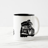 Walk the Wild Hiking Boot Graphic Design Zweifarbige Tasse (VorderseiteRechts)