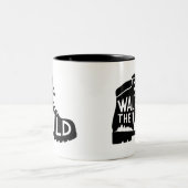 Walk the Wild Hiking Boot Graphic Design Zweifarbige Tasse (Mittel)