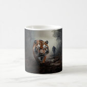Walking Alter Schwarz-Orange-Tiger surrealer Wald Kaffeetasse (Mittel)
