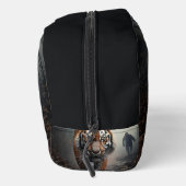 Walking Alter Schwarz-Orange-Tiger surrealer Wald Waschbeutel (Rechts)