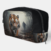Walking Alter Schwarz-Orange-Tiger surrealer Wald Waschbeutel (Rechte Ecke)