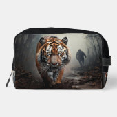 Walking Alter Schwarz-Orange-Tiger surrealer Wald Waschbeutel (Rückseite)