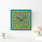 Wall Clock, Goldene Schmetterlinge auf Aquamarinen Quadratische Wanduhr (Zuhause)