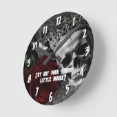 Wall Clock Haunting Adeline Zade Meadows Zaddy Runde Wanduhr (Winkel)