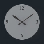 Wall Clock in Grau Runde Wanduhr<br><div class="desc">Diese graue Wanduhr wird mit den passenden Kissen,  Serviertabletten,  Bilderrahmen und Lichtschaltern in diesem Laden in der gleichen grauen Auswahl fabelhaft aussehen.</div>