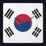 Wall Clock mit der Flagge Südkoreas Quadratische Wanduhr<br><div class="desc">Fügen Sie Ihrer Zuhause oder Ihrem Büro eine zeitlose Touch südkoreanischen Stolzes mit dieser eleganten Wanduhr mit der Flagge Südkoreas hinzu! Diese Wanduhr wurde ausgearbeitet, um Funktionalität mit kulturellem Flair zu verbinden. Sie zeigt die berühmte südkoreanische Fahne und ist somit ein einzigartiger Weg, das südkoreanische Erbe und die südkoreanische Tradition...</div>