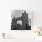 Wall Clock mit Tower Bridge über der Themse Quadratische Wanduhr (Zuhause)