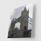 Wall Clock mit Tower Bridge über der Themse Quadratische Wanduhr (Winkel)