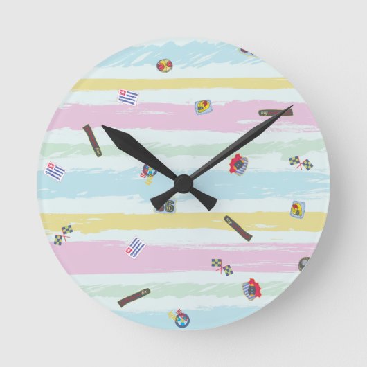 Wall Clock – Sports & Stripes Pastel Racing Design Runde Wanduhr (Vorderseite)