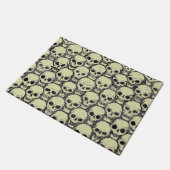 Wall o’ Skulls Fußmatte (Schrägansicht)