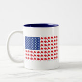 Wall Street Patriotic American Flag Zweifarbige Tasse (Links)