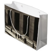 Wall Street (von Paul Strand, 1915) Große Geschenktüte (Rückseite Schrägansicht)