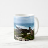 Wallaby an den Felsen am Meer, Tasse (VorderseiteRechts)