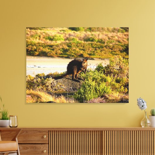 Wallaby an der Riverside Leinwanddruck (Insitu (Wohnzimmer))