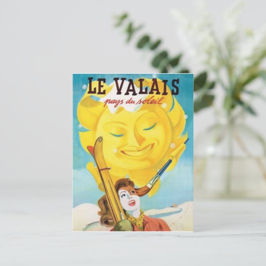 Wallis, Frau mit Ski unter sanfter Sonne Postkarte (Stehend Vorderseite)