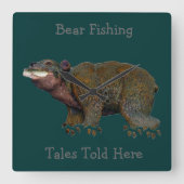Walnut Bear Fishing Tales Quadratische Wanduhr (Vorderseite)