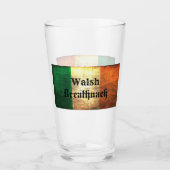 Walsh Surname auf irischer Flagge Glas (Vorderseite)