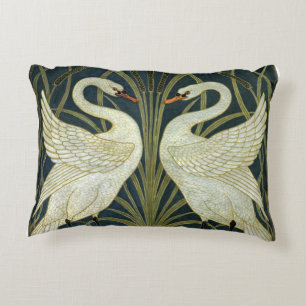 Walter Crane Schwan & Rüsche und Iris Viktorianisc Dekokissen