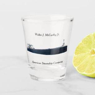 Walter J. McCarthy Jr. schuss Glas