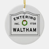 Waltham, MA Holiday Wreath Keramik Ornament (Vorne)