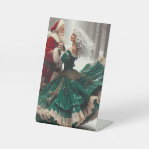Waltzing Santa auf einem Schild auf dem Sockel, 4"