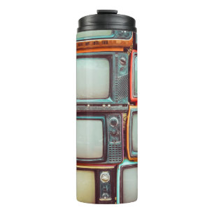 Wand aus einem Stapel bunter Retro-Fernseher Thermosbecher
