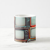 Wand aus farbenfrohen Retrofernsehern Kaffeetasse (Mittel)