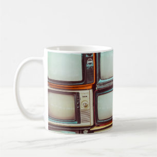 Wand aus farbenfrohen Retrofernsehern Kaffeetasse