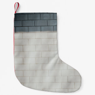 Wand aus weißem Backstein Kleiner Weihnachtsstrumpf