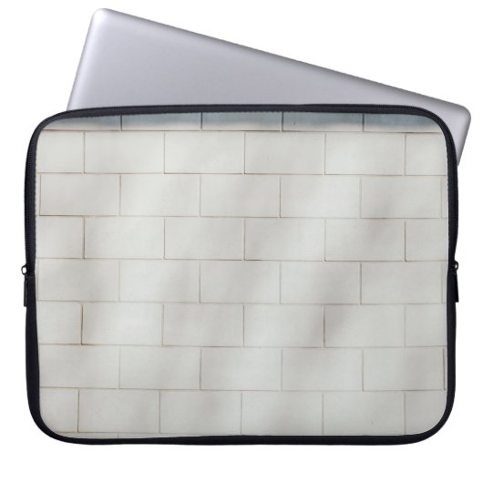 Wand aus weißem Backstein Laptopschutzhülle (Vorderseite)