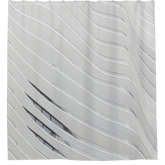 Wand aus weißem Gebäude Duschvorhang (Vorderseite)