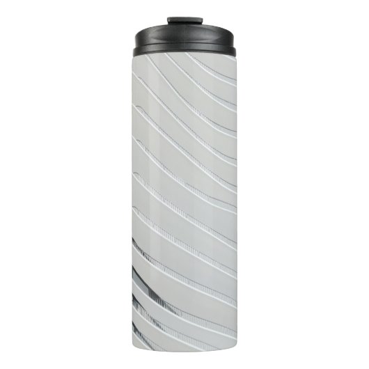 Wand aus weißem Gebäude Thermosbecher (Vorderseite)