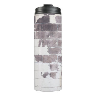 Wand aus weißem und braunem Beton Thermosbecher
