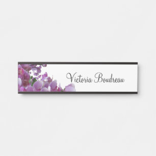 Wand-hängende Namensschild-Orchideen im lila Türschild