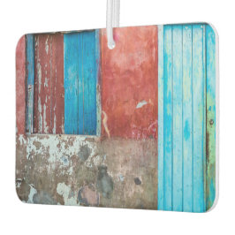 Wand, Tür und Fenster sind rot, blau und grau Autolufterfrischer