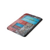 Wand, Tür und Fenster sind rot, blau und grau Badematte (Schrägansicht)