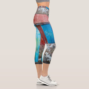Wand, Tür und Fenster sind rot, blau und grau Capri Leggings